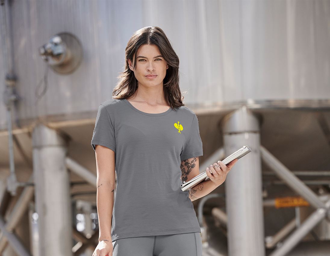 Abbigliamento: T-Shirt merino e.s.trail, donna + grigio basalto/giallo acido