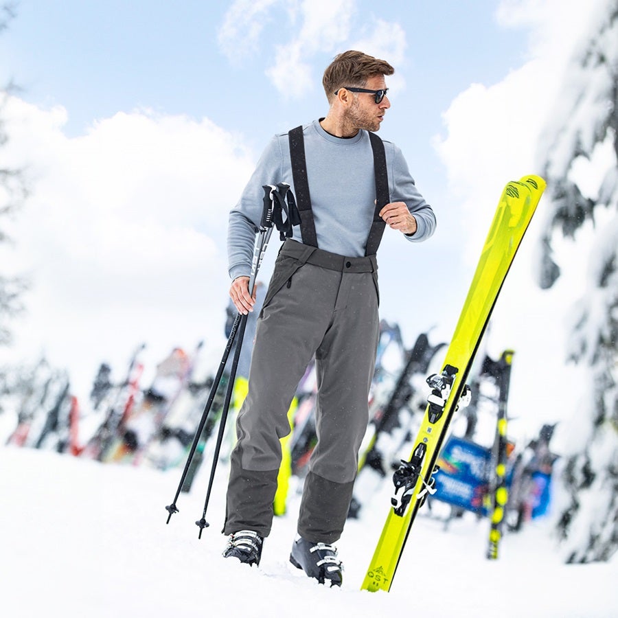 Un uomo indossa i pantaloni funzionali e.s.trail snow in grigio carbone/grigio basalto
