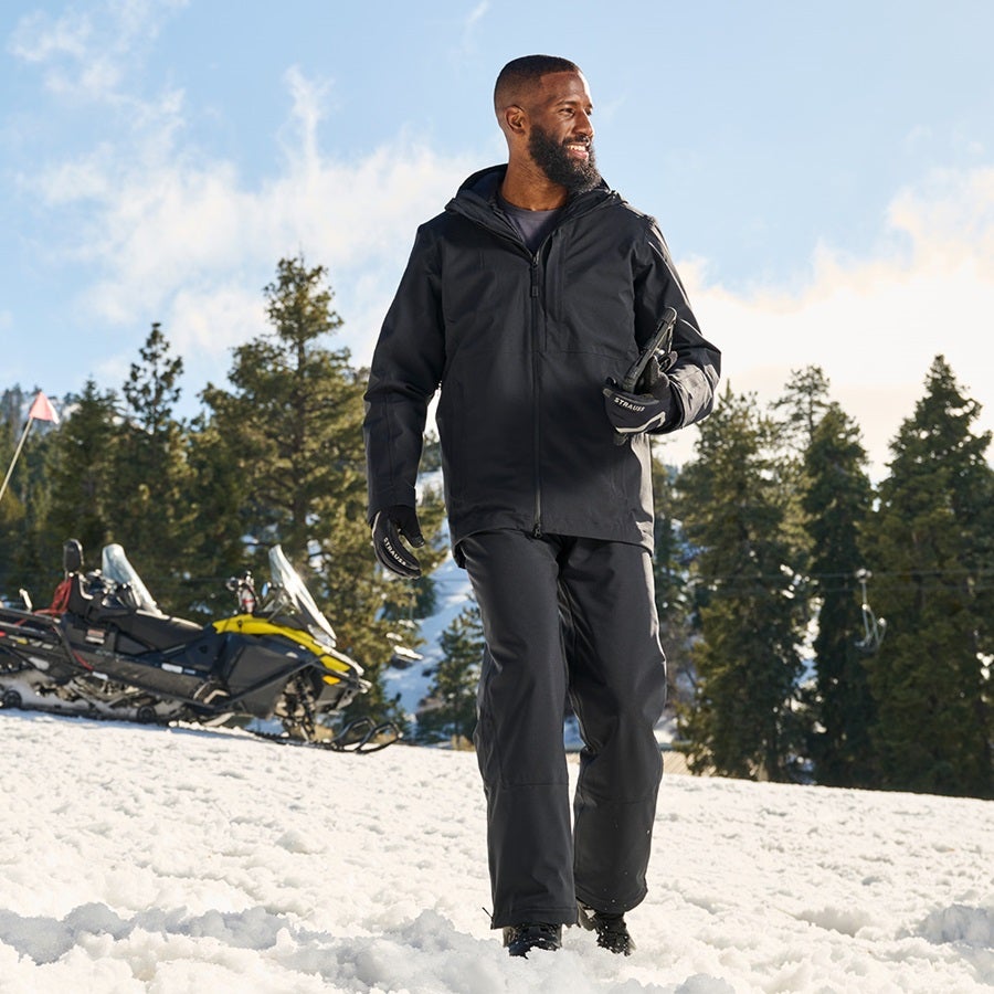 Mann trägt 3-in-1 Funktionsjacke und Funktionshose e.s.trail snow in schwarz
