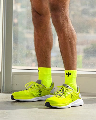 Persona con calze e scarpe giallo fluo